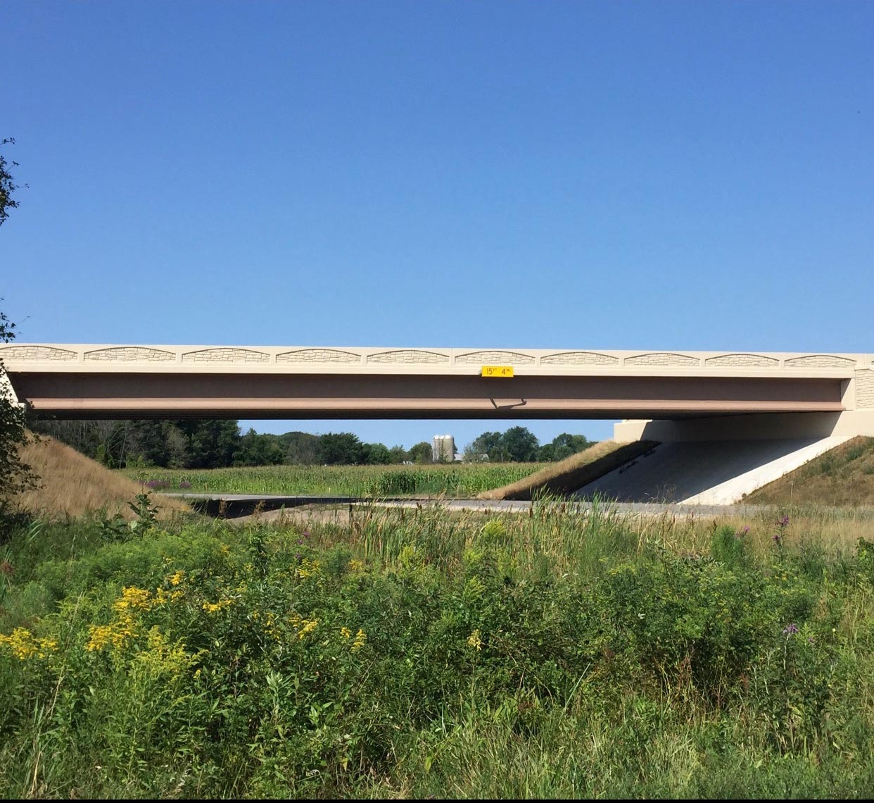 decrotive bridge railing painting